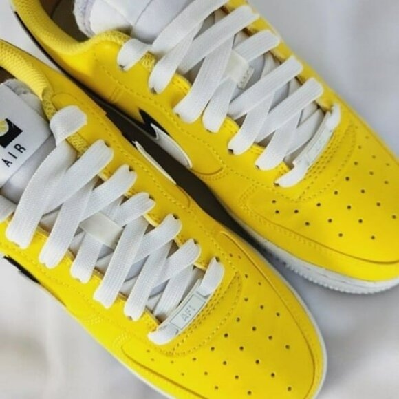 * 7 MEN\'S Nike Air Force 1 07 LV8 YELLOW / WHITE DO9786-700 SNEAKERS